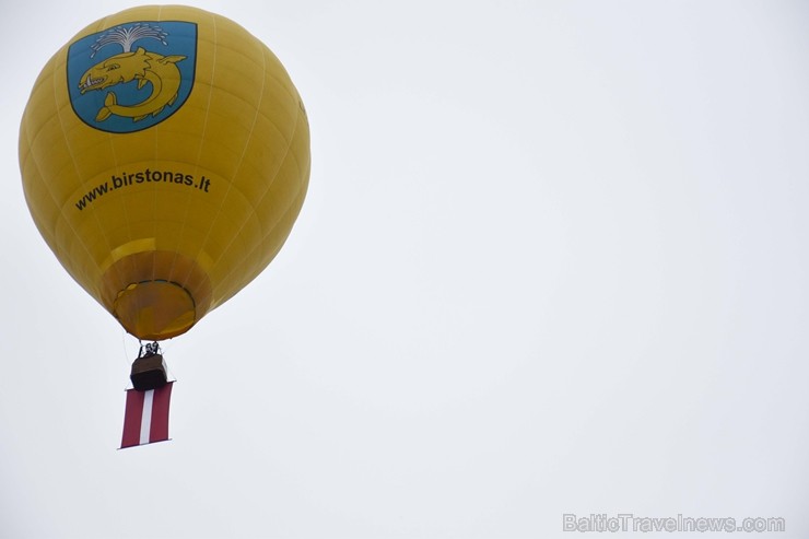 Paceļot Latvijas karogu virs Lietuvas, kūrortpilsēta Birštonas sveic Latviju simtgadē. Birštonas pašvaldības vadītāja Nijole Dirginčiene sveic visus l Paceļot Latvijas karogu virs Lietuvas, kūrortpilsēta Birštonas sveic Latviju simtgadē. Birštonas pašvaldības vadītāja Nijole Dirginčiene sveic visus l 238392