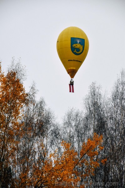 Paceļot Latvijas karogu virs Lietuvas, kūrortpilsēta Birštonas sveic Latviju simtgadē. Birštonas pašvaldības vadītāja Nijole Dirginčiene sveic visus l Paceļot Latvijas karogu virs Lietuvas, kūrortpilsēta Birštonas sveic Latviju simtgadē. Birštonas pašvaldības vadītāja Nijole Dirginčiene sveic visus l 238396