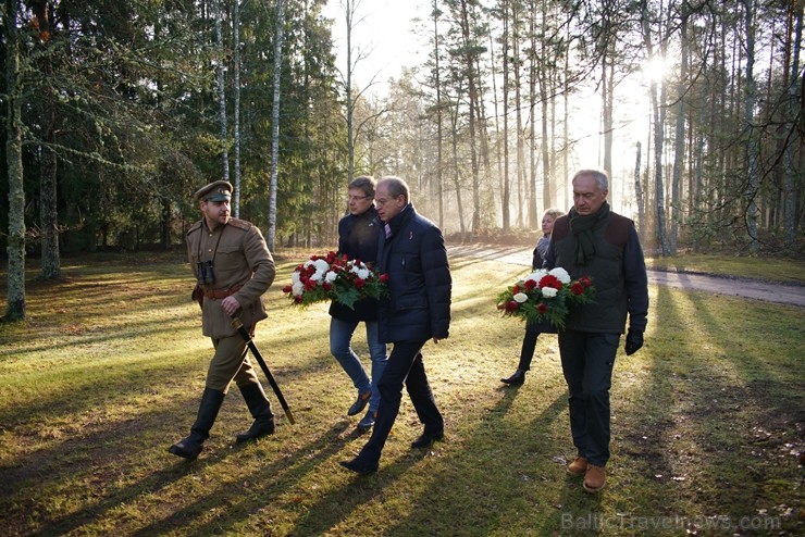 Šogad Rīgas lielās ziemassvētku egles tika meklētas vēsturiski ļoti nozīmīgā vietā, kur pirms 102 gadiem norisinājās Ziemassvētku kaujas. Pirms egļu m Šogad Rīgas lielās ziemassvētku egles tika meklētas vēsturiski ļoti nozīmīgā vietā, kur pirms 102 gadiem norisinājās Ziemassvētku kaujas. Pirms egļu m 238398
