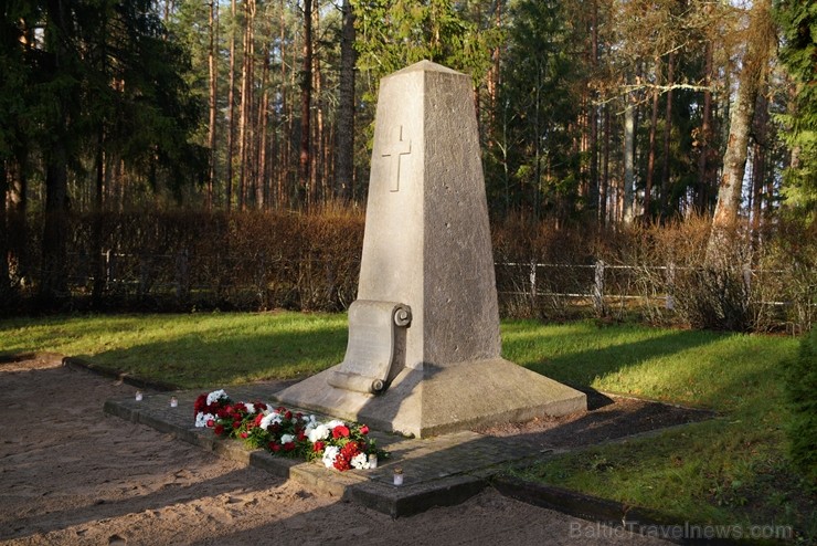 Šogad Rīgas lielās ziemassvētku egles tika meklētas vēsturiski ļoti nozīmīgā vietā, kur pirms 102 gadiem norisinājās Ziemassvētku kaujas. Pirms egļu m Šogad Rīgas lielās ziemassvētku egles tika meklētas vēsturiski ļoti nozīmīgā vietā, kur pirms 102 gadiem norisinājās Ziemassvētku kaujas. Pirms egļu m 238402