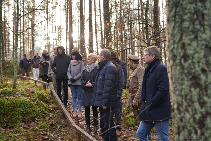 Šogad Rīgas lielās ziemassvētku egles tika meklētas vēsturiski ļoti nozīmīgā vietā, kur pirms 102 gadiem norisinājās Ziemassvētku kaujas. Pirms egļu m Šogad Rīgas lielās ziemassvētku egles tika meklētas vēsturiski ļoti nozīmīgā vietā, kur pirms 102 gadiem norisinājās Ziemassvētku kaujas. Pirms egļu m 238412