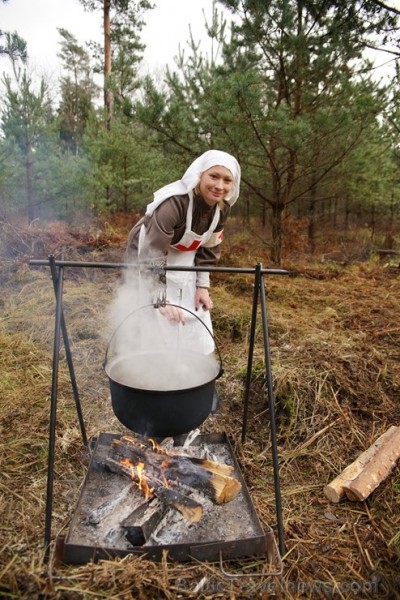 Šogad Rīgas lielās ziemassvētku egles tika meklētas vēsturiski ļoti nozīmīgā vietā, kur pirms 102 gadiem norisinājās Ziemassvētku kaujas. Pirms egļu m Šogad Rīgas lielās ziemassvētku egles tika meklētas vēsturiski ļoti nozīmīgā vietā, kur pirms 102 gadiem norisinājās Ziemassvētku kaujas. Pirms egļu m 238413