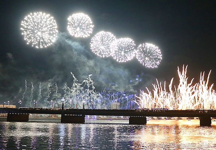 Latvijas simtgades salūts Rīgā ir pamatīgi un krāšņi nograndis 238474