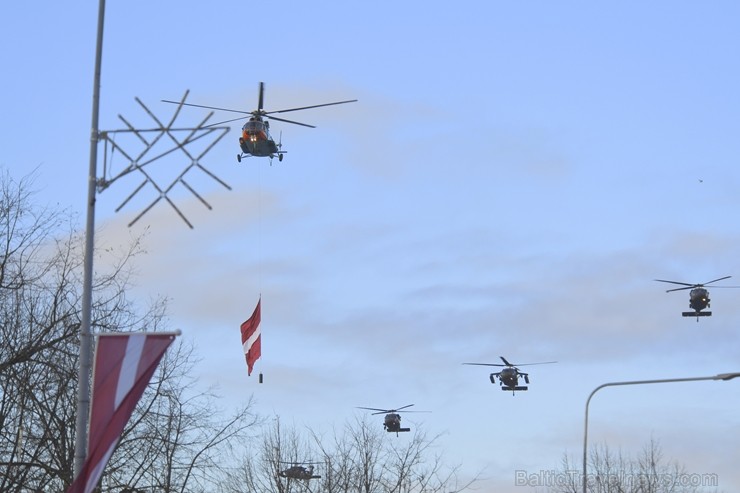Militārajā parādē piedalījās aptuveni 1700 karavīri, zemessargi, policisti, robežsargi, ugunsdzēsēji un jaunsargi. Par godu Latvijas valsts neatkarība Militārajā parādē piedalījās aptuveni 1700 karavīri, zemessargi, policisti, robežsargi, ugunsdzēsēji un jaunsargi. Par godu Latvijas valsts neatkarība 238670