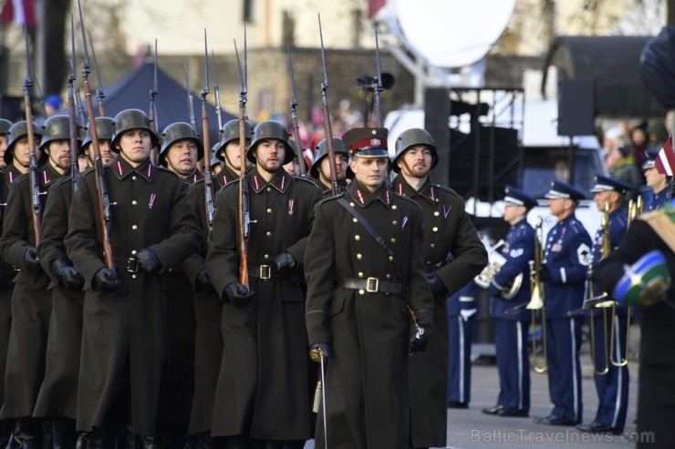 Militārajā parādē piedalījās aptuveni 1700 karavīri, zemessargi, policisti, robežsargi, ugunsdzēsēji un jaunsargi. Par godu Latvijas valsts neatkarība Militārajā parādē piedalījās aptuveni 1700 karavīri, zemessargi, policisti, robežsargi, ugunsdzēsēji un jaunsargi. Par godu Latvijas valsts neatkarība 238676