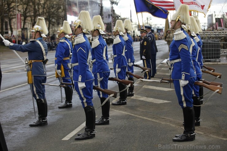 Militārajā parādē piedalījās aptuveni 1700 karavīri, zemessargi, policisti, robežsargi, ugunsdzēsēji un jaunsargi. Par godu Latvijas valsts neatkarība Militārajā parādē piedalījās aptuveni 1700 karavīri, zemessargi, policisti, robežsargi, ugunsdzēsēji un jaunsargi. Par godu Latvijas valsts neatkarība 238680