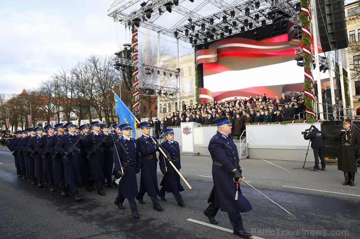 Militārajā parādē piedalījās aptuveni 1700 karavīri, zemessargi, policisti, robežsargi, ugunsdzēsēji un jaunsargi. Par godu Latvijas valsts neatkarība Militārajā parādē piedalījās aptuveni 1700 karavīri, zemessargi, policisti, robežsargi, ugunsdzēsēji un jaunsargi. Par godu Latvijas valsts neatkarība 238683