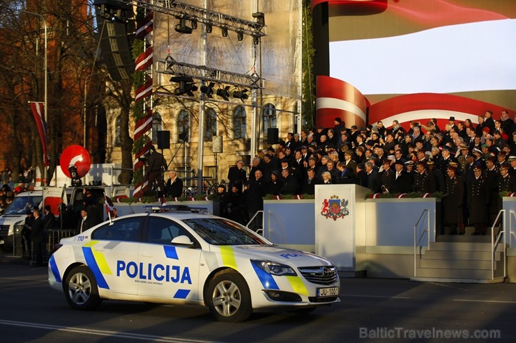 Militārajā parādē piedalījās aptuveni 1700 karavīri, zemessargi, policisti, robežsargi, ugunsdzēsēji un jaunsargi. Par godu Latvijas valsts neatkarība Militārajā parādē piedalījās aptuveni 1700 karavīri, zemessargi, policisti, robežsargi, ugunsdzēsēji un jaunsargi. Par godu Latvijas valsts neatkarība 238689