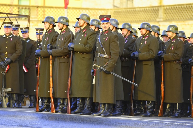 Militārajā parādē piedalījās aptuveni 1700 karavīri, zemessargi, policisti, robežsargi, ugunsdzēsēji un jaunsargi. Par godu Latvijas valsts neatkarība Militārajā parādē piedalījās aptuveni 1700 karavīri, zemessargi, policisti, robežsargi, ugunsdzēsēji un jaunsargi. Par godu Latvijas valsts neatkarība 238693