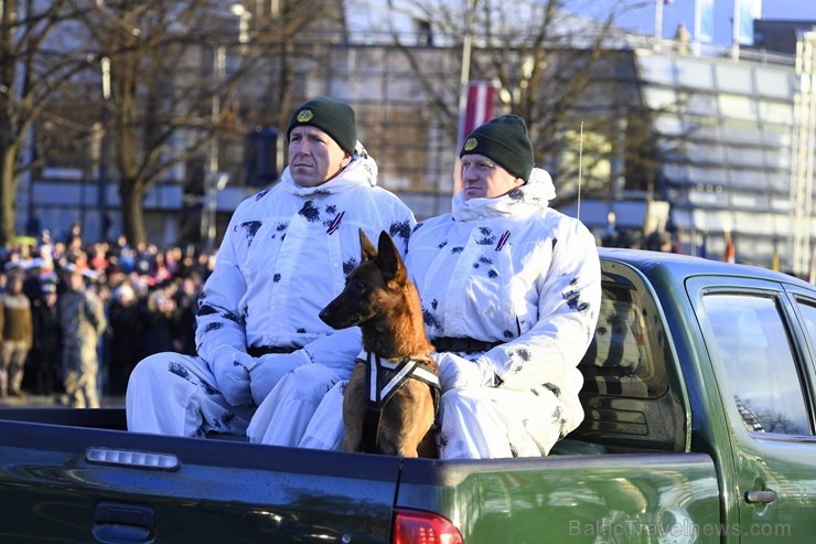 Militārajā parādē piedalījās aptuveni 1700 karavīri, zemessargi, policisti, robežsargi, ugunsdzēsēji un jaunsargi. Par godu Latvijas valsts neatkarība Militārajā parādē piedalījās aptuveni 1700 karavīri, zemessargi, policisti, robežsargi, ugunsdzēsēji un jaunsargi. Par godu Latvijas valsts neatkarība 238695