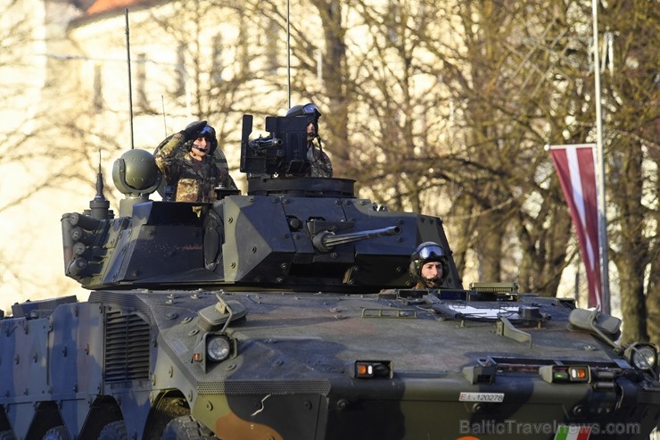 Militārajā parādē piedalījās aptuveni 1700 karavīri, zemessargi, policisti, robežsargi, ugunsdzēsēji un jaunsargi. Par godu Latvijas valsts neatkarība Militārajā parādē piedalījās aptuveni 1700 karavīri, zemessargi, policisti, robežsargi, ugunsdzēsēji un jaunsargi. Par godu Latvijas valsts neatkarība 238697