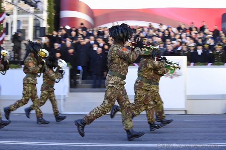 Militārajā parādē piedalījās aptuveni 1700 karavīri, zemessargi, policisti, robežsargi, ugunsdzēsēji un jaunsargi. Par godu Latvijas valsts neatkarība Militārajā parādē piedalījās aptuveni 1700 karavīri, zemessargi, policisti, robežsargi, ugunsdzēsēji un jaunsargi. Par godu Latvijas valsts neatkarība 238698