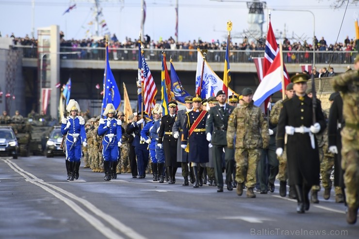 Militārajā parādē piedalījās aptuveni 1700 karavīri, zemessargi, policisti, robežsargi, ugunsdzēsēji un jaunsargi. Par godu Latvijas valsts neatkarība Militārajā parādē piedalījās aptuveni 1700 karavīri, zemessargi, policisti, robežsargi, ugunsdzēsēji un jaunsargi. Par godu Latvijas valsts neatkarība 238699
