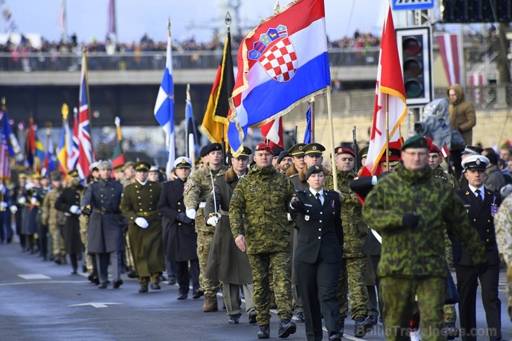 Militārajā parādē piedalījās aptuveni 1700 karavīri, zemessargi, policisti, robežsargi, ugunsdzēsēji un jaunsargi. Par godu Latvijas valsts neatkarība Militārajā parādē piedalījās aptuveni 1700 karavīri, zemessargi, policisti, robežsargi, ugunsdzēsēji un jaunsargi. Par godu Latvijas valsts neatkarība 238700