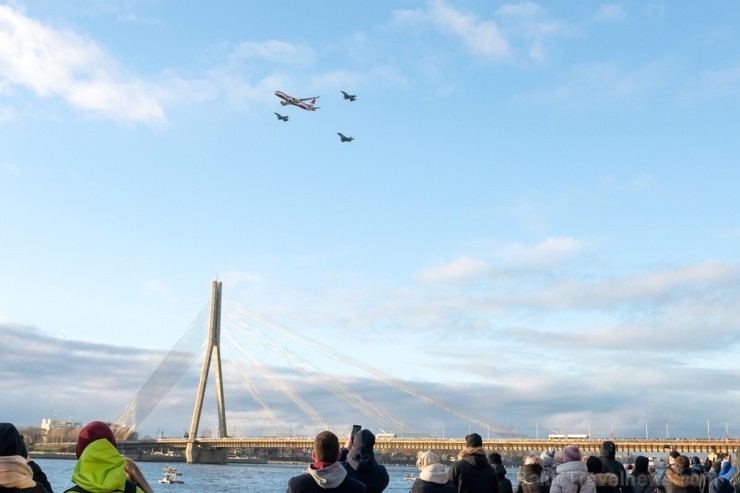 Latvijas nacionālā lidsabiedrība «airBaltic» 18. novembrī pirmo reizi piedalījās svinīgajā parādē ar «Airbus A220-300» lidmašīnu, kuru rotā sarkanbalt Latvijas nacionālā lidsabiedrība «airBaltic» 18. novembrī pirmo reizi piedalījās svinīgajā parādē ar «Airbus A220-300» lidmašīnu, kuru rotā sarkanbalt 238702