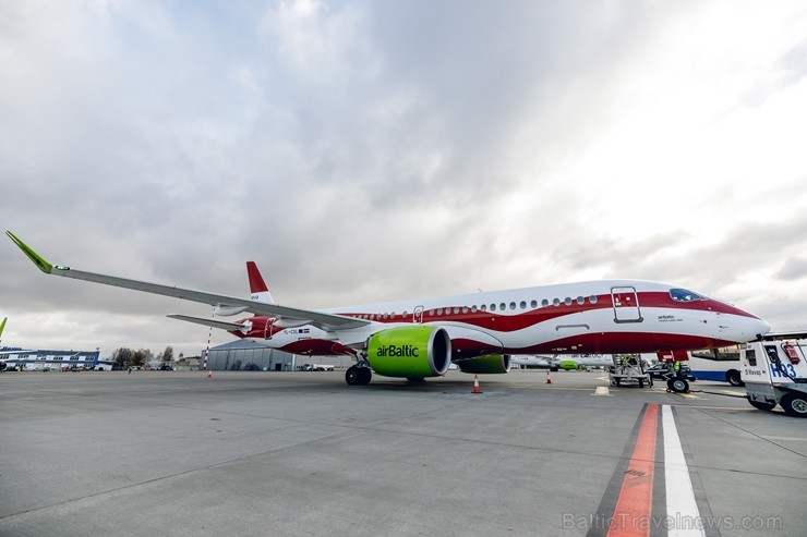 Latvijas nacionālā lidsabiedrība «airBaltic» 18. novembrī pirmo reizi piedalījās svinīgajā parādē ar «Airbus A220-300» lidmašīnu, kuru rotā sarkanbalt Latvijas nacionālā lidsabiedrība «airBaltic» 18. novembrī pirmo reizi piedalījās svinīgajā parādē ar «Airbus A220-300» lidmašīnu, kuru rotā sarkanbalt 238705