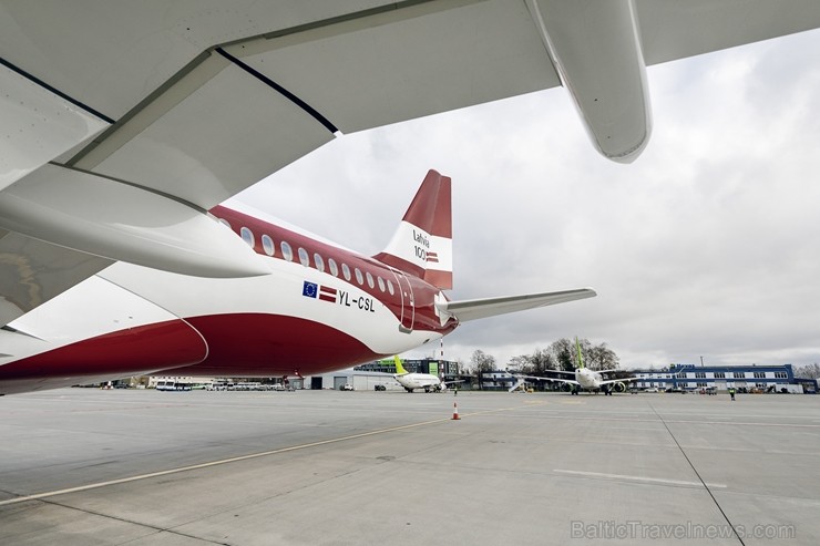Latvijas nacionālā lidsabiedrība «airBaltic» 18. novembrī pirmo reizi piedalījās svinīgajā parādē ar «Airbus A220-300» lidmašīnu, kuru rotā sarkanbalt Latvijas nacionālā lidsabiedrība «airBaltic» 18. novembrī pirmo reizi piedalījās svinīgajā parādē ar «Airbus A220-300» lidmašīnu, kuru rotā sarkanbalt 238707