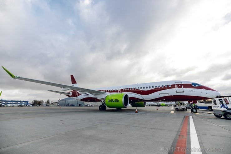 Latvijas nacionālā lidsabiedrība «airBaltic» 18. novembrī pirmo reizi piedalījās svinīgajā parādē ar «Airbus A220-300» lidmašīnu, kuru rotā sarkanbalt Latvijas nacionālā lidsabiedrība «airBaltic» 18. novembrī pirmo reizi piedalījās svinīgajā parādē ar «Airbus A220-300» lidmašīnu, kuru rotā sarkanbalt 238712