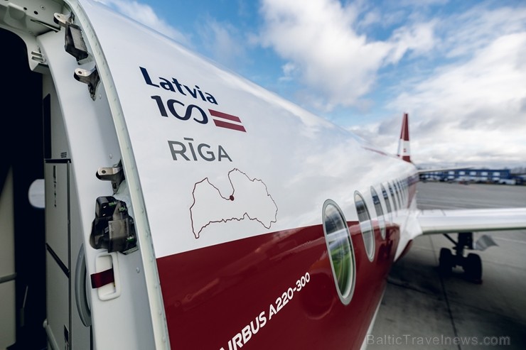 Latvijas nacionālā lidsabiedrība «airBaltic» 18. novembrī pirmo reizi piedalījās svinīgajā parādē ar «Airbus A220-300» lidmašīnu, kuru rotā sarkanbalt Latvijas nacionālā lidsabiedrība «airBaltic» 18. novembrī pirmo reizi piedalījās svinīgajā parādē ar «Airbus A220-300» lidmašīnu, kuru rotā sarkanbalt 238715