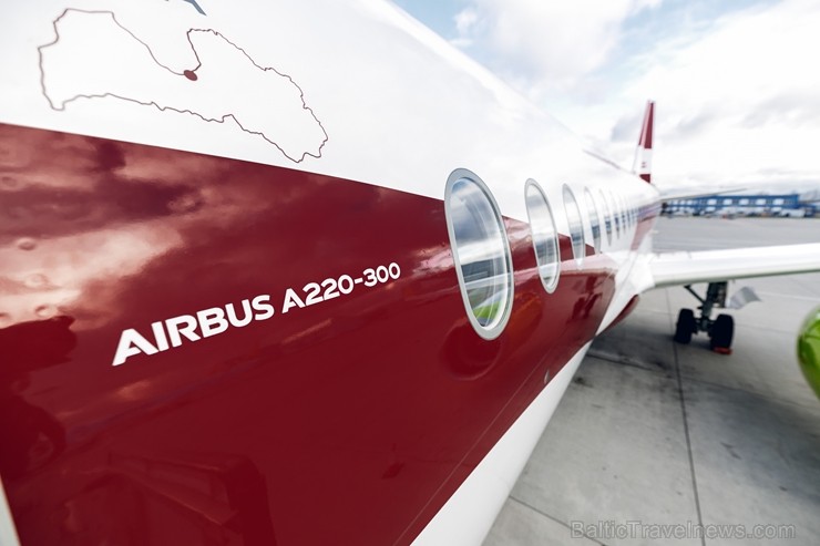 Latvijas nacionālā lidsabiedrība «airBaltic» 18. novembrī pirmo reizi piedalījās svinīgajā parādē ar «Airbus A220-300» lidmašīnu, kuru rotā sarkanbalt Latvijas nacionālā lidsabiedrība «airBaltic» 18. novembrī pirmo reizi piedalījās svinīgajā parādē ar «Airbus A220-300» lidmašīnu, kuru rotā sarkanbalt 238716