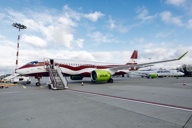 Latvijas nacionālā lidsabiedrība «airBaltic» 18. novembrī pirmo reizi piedalījās svinīgajā parādē ar «Airbus A220-300» lidmašīnu, kuru rotā sarkanbalt Latvijas nacionālā lidsabiedrība «airBaltic» 18. novembrī pirmo reizi piedalījās svinīgajā parādē ar «Airbus A220-300» lidmašīnu, kuru rotā sarkanbalt 238719