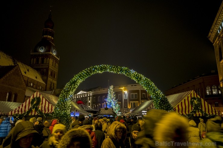 Rīgas iedzīvotāji un viesi apmeklē Doma laukumā svētku egles iedegšanas svinības un Vecrīgas Ziemassvētku tirdziņu. Rīgas iedzīvotāji un viesi apmeklē Doma laukumā svētku egles iedegšanas svinības un Vecrīgas Ziemassvētku tirdziņu. 239744