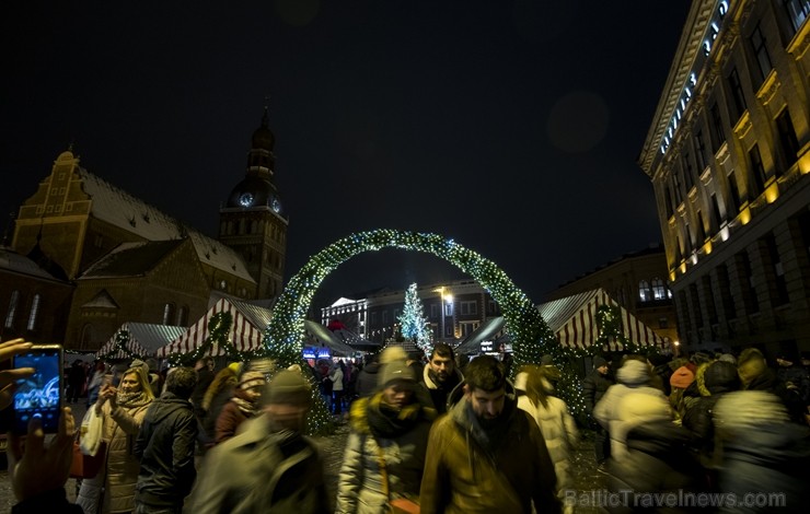 Rīgas iedzīvotāji un viesi apmeklē Doma laukumā svētku egles iedegšanas svinības un Vecrīgas Ziemassvētku tirdziņu. Rīgas iedzīvotāji un viesi apmeklē Doma laukumā svētku egles iedegšanas svinības un Vecrīgas Ziemassvētku tirdziņu. 239745