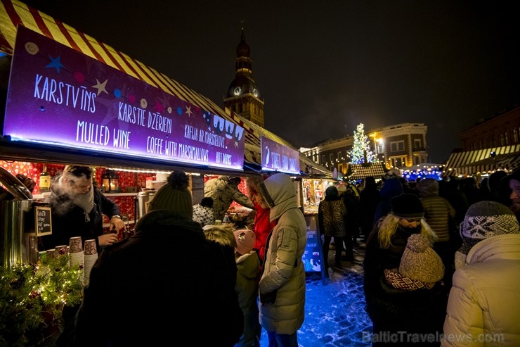 Rīgas iedzīvotāji un viesi apmeklē Doma laukumā svētku egles iedegšanas svinības un Vecrīgas Ziemassvētku tirdziņu. Rīgas iedzīvotāji un viesi apmeklē Doma laukumā svētku egles iedegšanas svinības un Vecrīgas Ziemassvētku tirdziņu. 239747