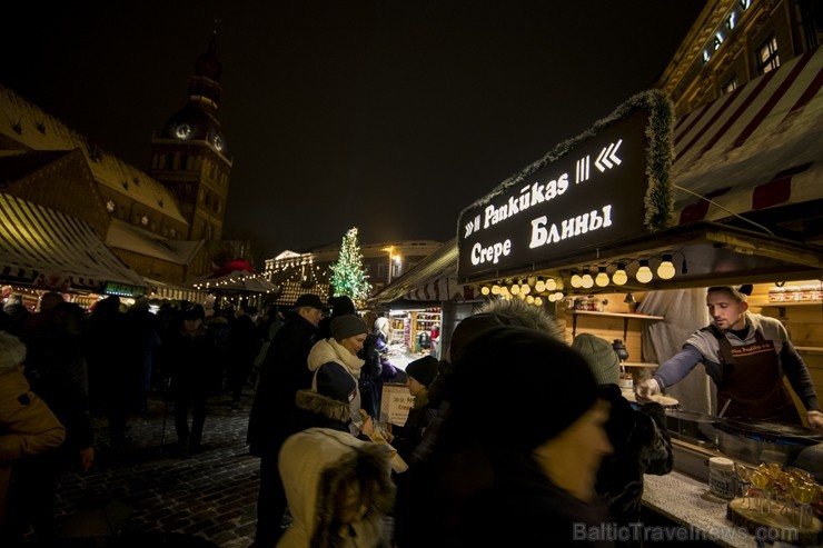 Rīgas iedzīvotāji un viesi apmeklē Doma laukumā svētku egles iedegšanas svinības un Vecrīgas Ziemassvētku tirdziņu. Rīgas iedzīvotāji un viesi apmeklē Doma laukumā svētku egles iedegšanas svinības un Vecrīgas Ziemassvētku tirdziņu. 239748