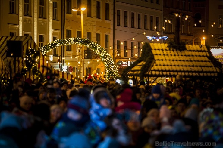 Rīgas iedzīvotāji un viesi apmeklē Doma laukumā svētku egles iedegšanas svinības un Vecrīgas Ziemassvētku tirdziņu. Rīgas iedzīvotāji un viesi apmeklē Doma laukumā svētku egles iedegšanas svinības un Vecrīgas Ziemassvētku tirdziņu. 239752