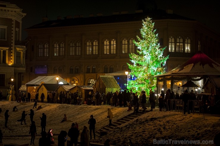Rīgas iedzīvotāji un viesi apmeklē Doma laukumā svētku egles iedegšanas svinības un Vecrīgas Ziemassvētku tirdziņu. Rīgas iedzīvotāji un viesi apmeklē Doma laukumā svētku egles iedegšanas svinības un Vecrīgas Ziemassvētku tirdziņu. 239755