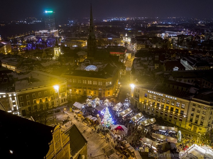 Rīgas iedzīvotāji un viesi apmeklē Doma laukumā svētku egles iedegšanas svinības un Vecrīgas Ziemassvētku tirdziņu. Rīgas iedzīvotāji un viesi apmeklē Doma laukumā svētku egles iedegšanas svinības un Vecrīgas Ziemassvētku tirdziņu. 239757