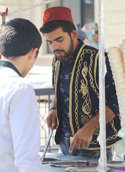 Travelnews.lv iepazīst Azerbaidžānas galvaspilsētas Baku ikdienas dzīvi. Sadarbībā ar Latvijas vēstniecību Azerbaidžānā un tūrisma firmu «RANTUR Trave Travelnews.lv iepazīst Azerbaidžānas galvaspilsētas Baku ikdienas dzīvi. Sadarbībā ar Latvijas vēstniecību Azerbaidžānā un tūrisma firmu «RANTUR Trave 239871