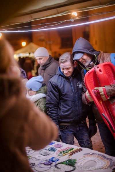 Cēsīs, gaidot Ziemassvētkus, pilsētas iedzīvotāji un viesi pulcējās kopā uz egles iedegšanu, tirdziņos meklēja un atrada gardas dāvanas un klausījās b 239816