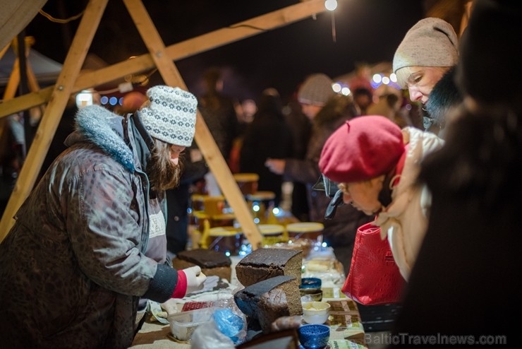 Cēsīs, gaidot Ziemassvētkus, pilsētas iedzīvotāji un viesi pulcējās kopā uz egles iedegšanu, tirdziņos meklēja un atrada gardas dāvanas un klausījās b 239818