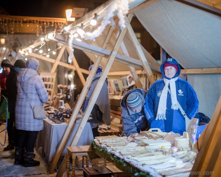 Cēsīs, gaidot Ziemassvētkus, pilsētas iedzīvotāji un viesi pulcējās kopā uz egles iedegšanu, tirdziņos meklēja un atrada gardas dāvanas un klausījās b 239821