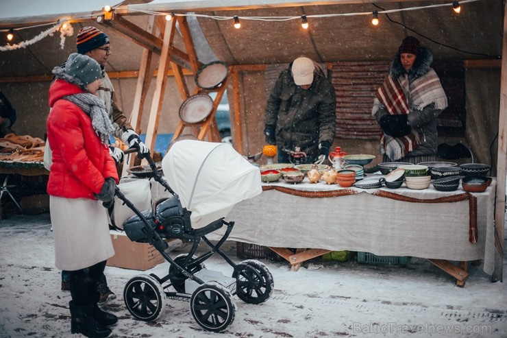 Cēsīs, gaidot Ziemassvētkus, pilsētas iedzīvotāji un viesi pulcējās kopā uz egles iedegšanu, tirdziņos meklēja un atrada gardas dāvanas un klausījās b 239826