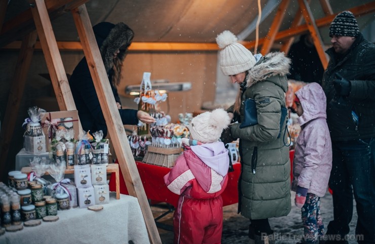 Cēsīs, gaidot Ziemassvētkus, pilsētas iedzīvotāji un viesi pulcējās kopā uz egles iedegšanu, tirdziņos meklēja un atrada gardas dāvanas un klausījās b 239827