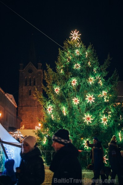 Cēsīs, gaidot Ziemassvētkus, pilsētas iedzīvotāji un viesi pulcējās kopā uz egles iedegšanu, tirdziņos meklēja un atrada gardas dāvanas un klausījās b 239835