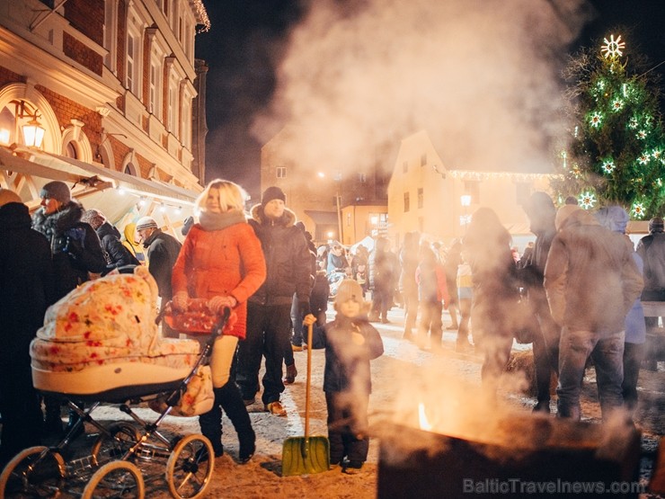 Cēsīs, gaidot Ziemassvētkus, pilsētas iedzīvotāji un viesi pulcējās kopā uz egles iedegšanu, tirdziņos meklēja un atrada gardas dāvanas un klausījās b 239836