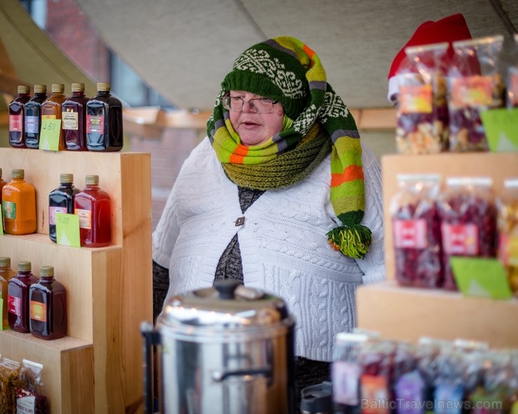 Cēsīs, gaidot Ziemassvētkus, pilsētas iedzīvotāji un viesi pulcējās kopā uz egles iedegšanu, tirdziņos meklēja un atrada gardas dāvanas un klausījās b 239845