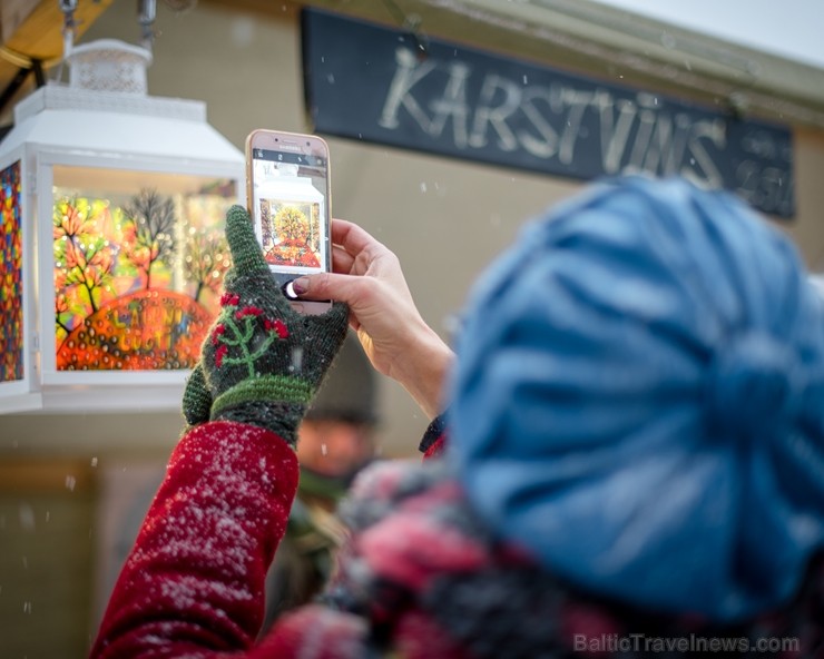 Cēsīs, gaidot Ziemassvētkus, pilsētas iedzīvotāji un viesi pulcējās kopā uz egles iedegšanu, tirdziņos meklēja un atrada gardas dāvanas un klausījās b 239847