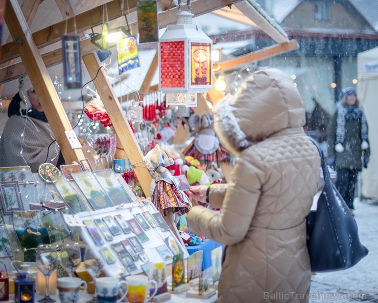 Cēsīs, gaidot Ziemassvētkus, pilsētas iedzīvotāji un viesi pulcējās kopā uz egles iedegšanu, tirdziņos meklēja un atrada gardas dāvanas un klausījās b 239848