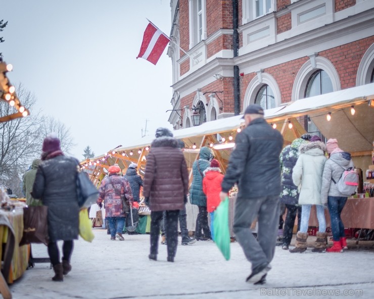 Cēsīs, gaidot Ziemassvētkus, pilsētas iedzīvotāji un viesi pulcējās kopā uz egles iedegšanu, tirdziņos meklēja un atrada gardas dāvanas un klausījās b 239852