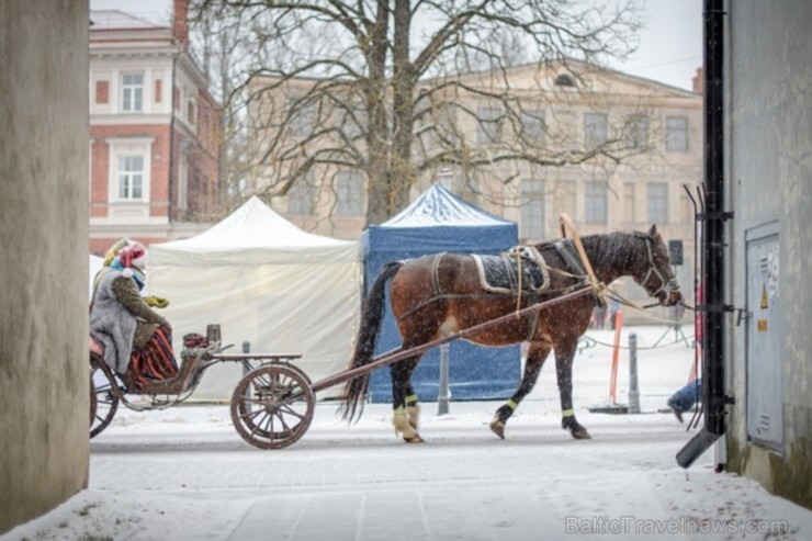 Cēsīs, gaidot Ziemassvētkus, pilsētas iedzīvotāji un viesi pulcējās kopā uz egles iedegšanu, tirdziņos meklēja un atrada gardas dāvanas un klausījās b 239934