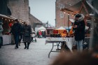 Cēsīs, gaidot Ziemassvētkus, pilsētas iedzīvotāji un viesi pulcējās kopā uz egles iedegšanu, tirdziņos meklēja un atrada gardas dāvanas un klausījās b 5