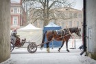 Cēsīs, gaidot Ziemassvētkus, pilsētas iedzīvotāji un viesi pulcējās kopā uz egles iedegšanu, tirdziņos meklēja un atrada gardas dāvanas un klausījās b 1