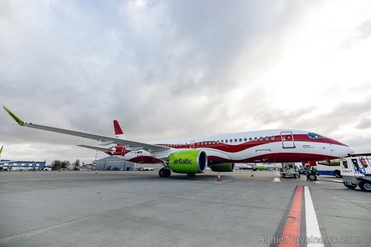 Latvijas lidsabiedrība airBaltic novembrī pasniedza unikālu dāvanu Latvijai simtgadē – lidmašīnu ar īpašo krāsojumu. airBaltic Airbus A220-300 lidmašī Latvijas lidsabiedrība airBaltic novembrī pasniedza unikālu dāvanu Latvijai simtgadē – lidmašīnu ar īpašo krāsojumu. airBaltic Airbus A220-300 lidmašī 240154