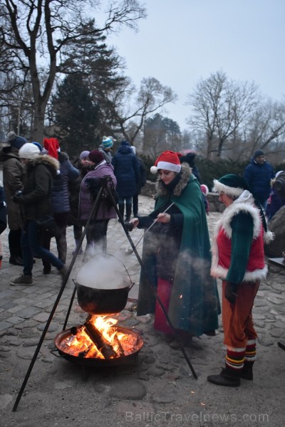 1301. gadā celtā Jaunpils pils mirdz gaišās svētku rotās un pulcē Jaunpils iedzīvotājus un viesus svētku gaidīšanas pasākumos 240440