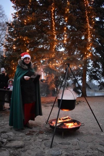 1301. gadā celtā Jaunpils pils mirdz gaišās svētku rotās un pulcē Jaunpils iedzīvotājus un viesus svētku gaidīšanas pasākumos 240447